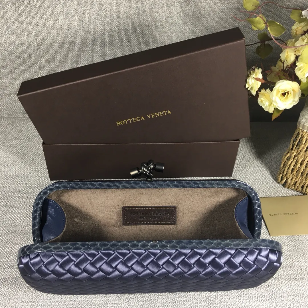8651 Large Classic Dinner Bag ~~~Snake leather with ribbon ~~~Dense and slippery, not easy to fluff, can hold iPhones of all sizes! Size: 25cm*9.5cm*4cm